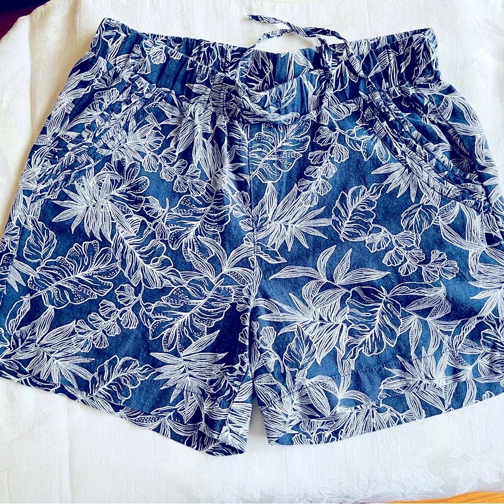 Briggs Woman’s Small Linen Rayon Blue White Tropical Shorts NWOT